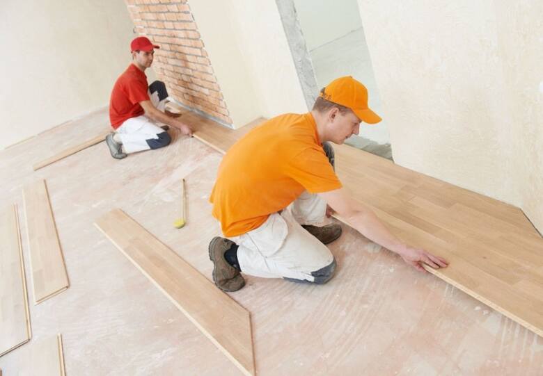 Klejenie podłogi drewnianej to popularna metoda montażu, zapewniająca stabilność podłogi i jej dobre wyciszenie.
