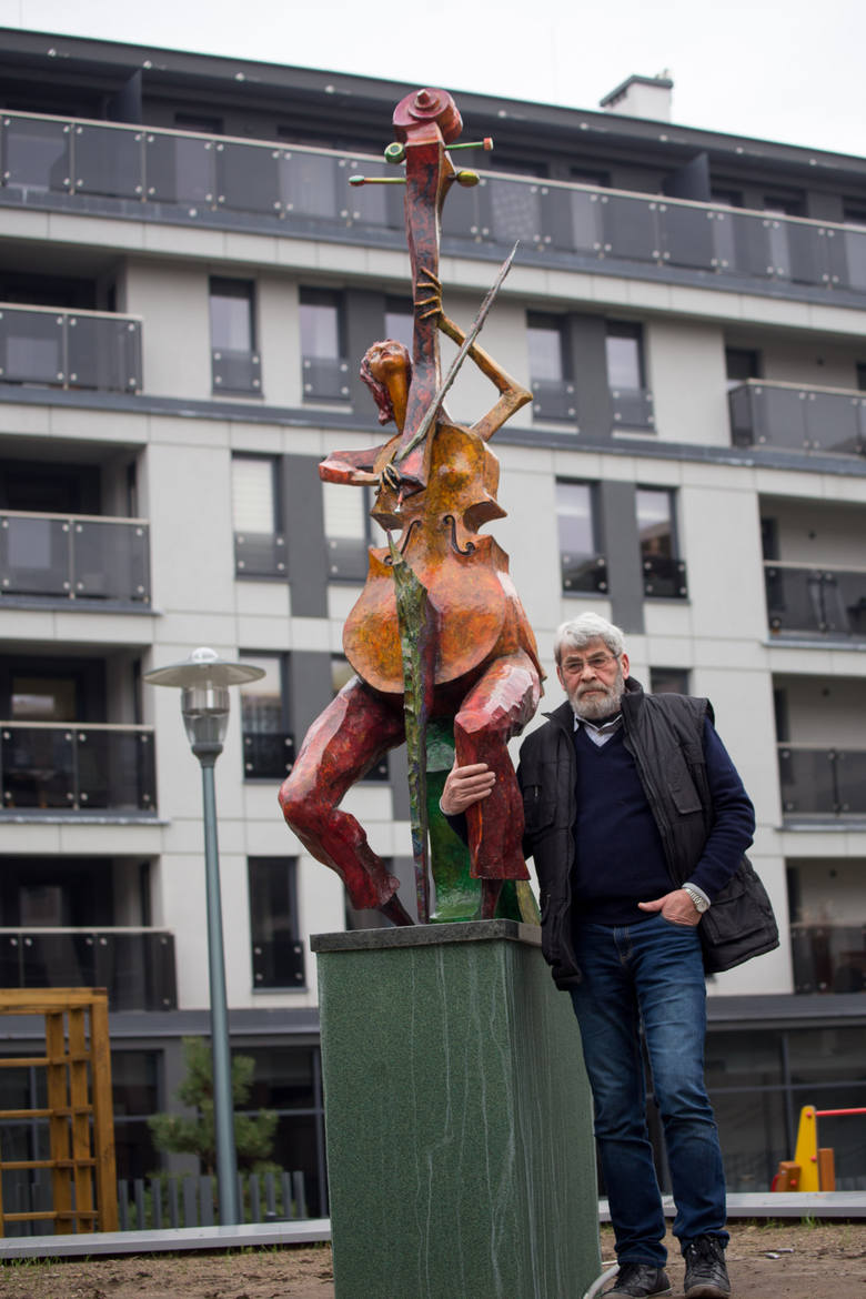 Jerzy Grygorczuk przy swoim dziele - wiolonczelistce, która stanęła na podwórku przy ulicy Kijowskiej
