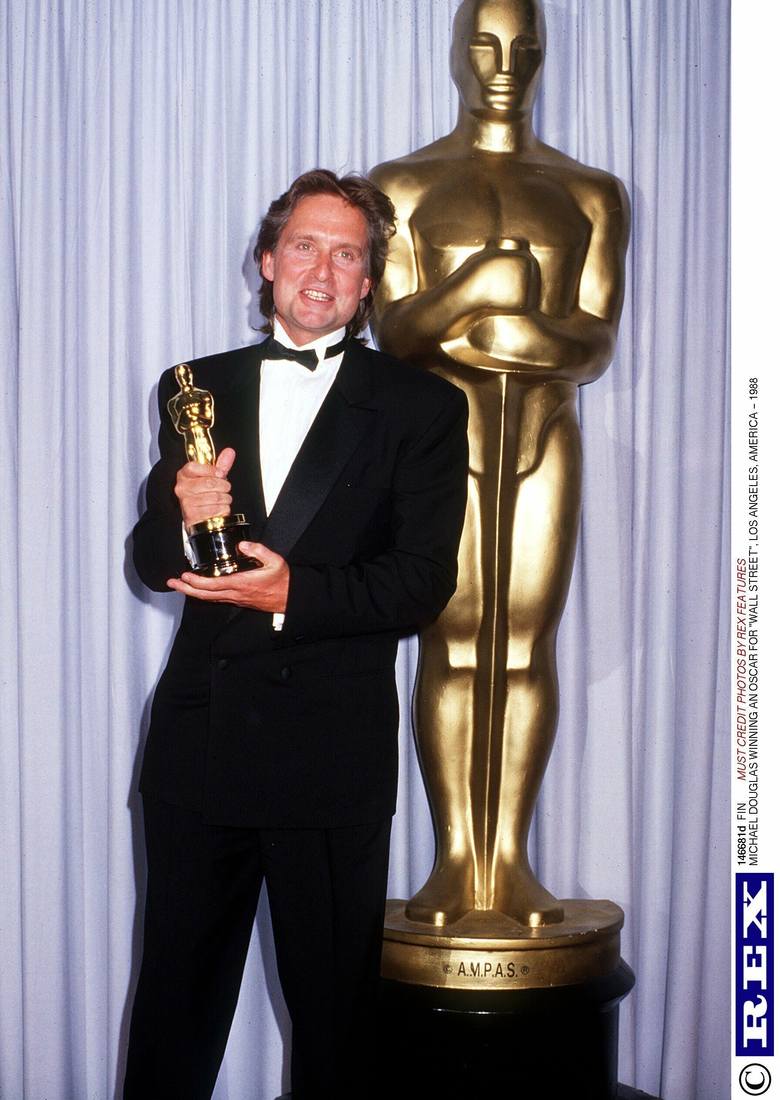 Michael Douglas z Oscarem dla najlepszego aktora za film "Wall Street" (1988 r.)