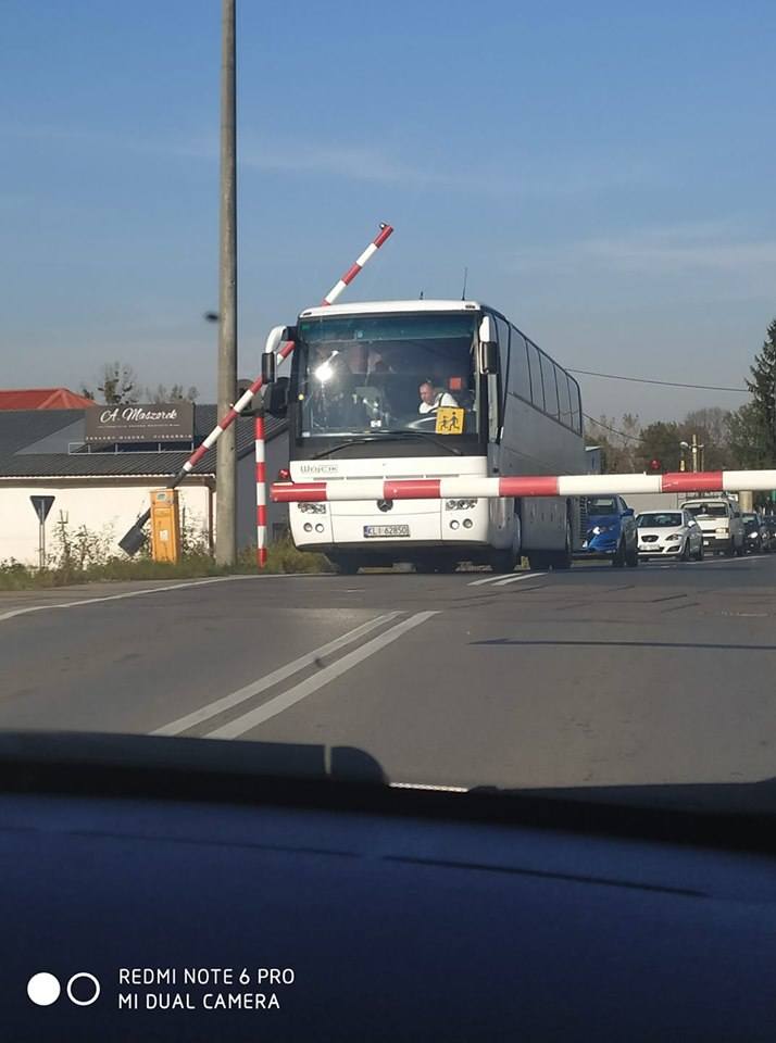 Szkolny autobus, ku przerażeniu obserwujących, zaklinował się, gdy opuszczano rogatki
