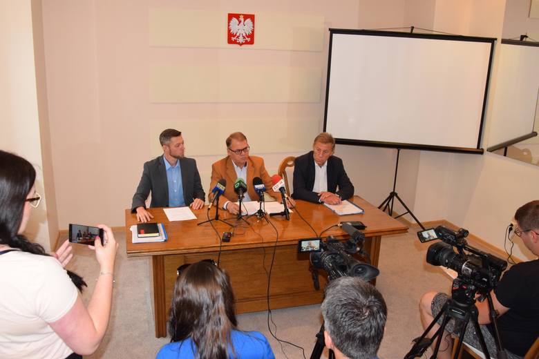 Dzisiaj burmistrz Tadeusz Goc zwołał także konferencję prasową. Zapowiedział wyciągnięcie surowych konsekwencji.
