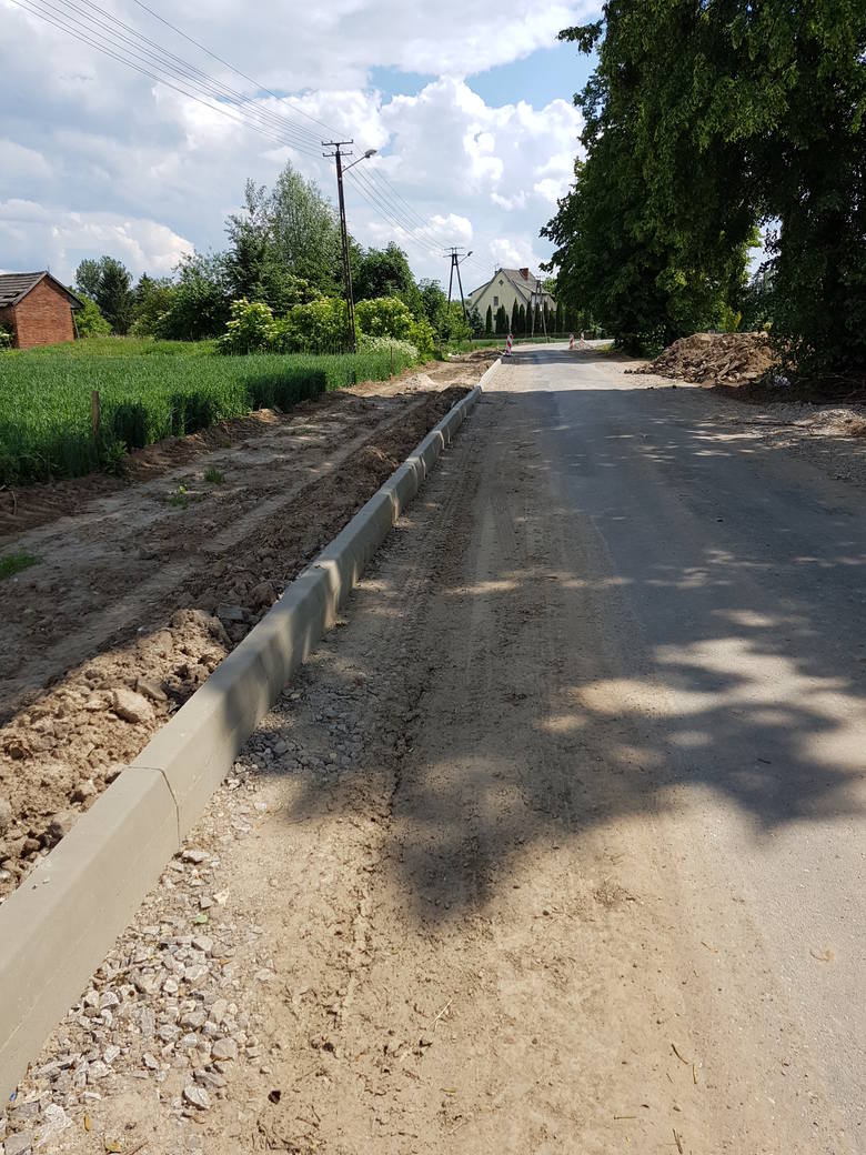 W Dąbrówkach powstaną nowa asfaltowa droga i chodnik o długości ponad jednego kilometra.