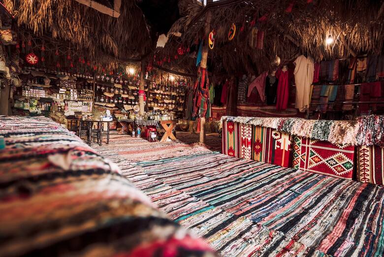 Ta tradycyjna egipska dzielnica pełna jest kolorowych straganów, gdzie można kupić ręcznie wykonane wyroby, pamiątki, przyprawy i wiele innych. To idealne