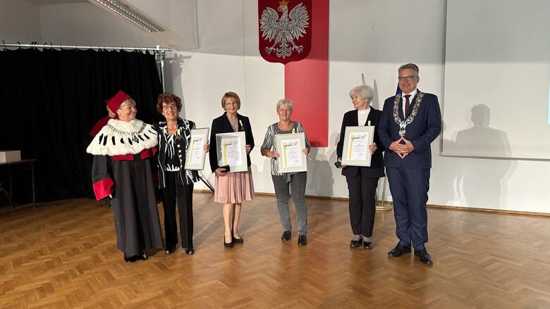 Prezydent Janusz Kubicki wręczył nagrody najbardziej zasłużonym słuchaczkom ZUTW
