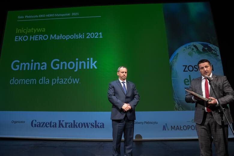 Wójt Gnojnika Sławomir Paterek odbiera nagrodę dla swojej gminy