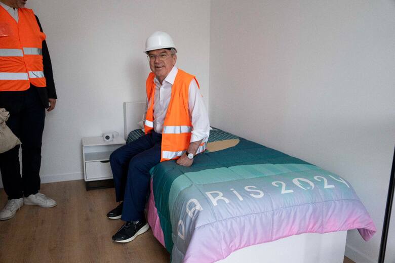 Przewodniczący MKOl, Niemiec Thomas Bach sprawdza stan łóżek w wiosce olimpijskiej