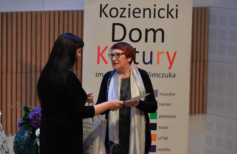 Halina Markowska-Budniak odebrała z rąk dyrektor KDK nagrodę za zajęcie pierwszego miejsca.
