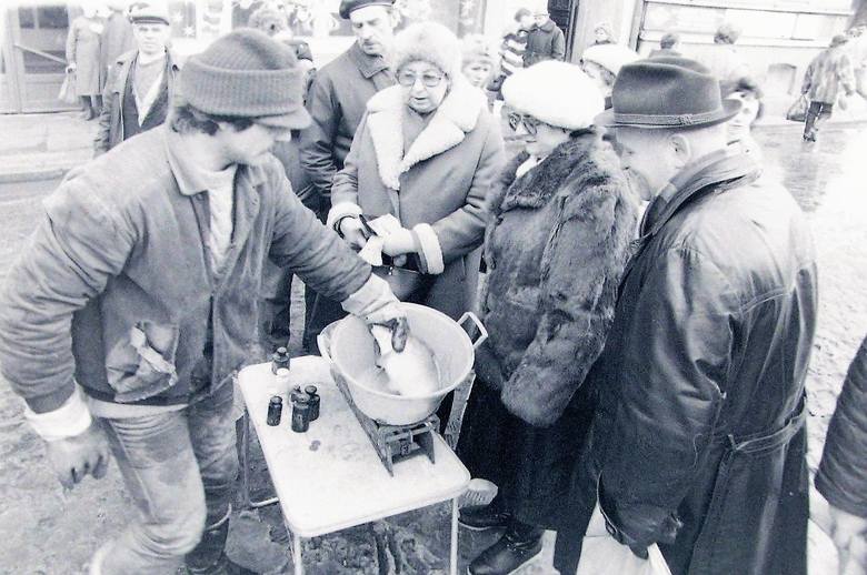 Al. Wojska polskiego w grudniu 1989 r., uliczna sprzedaż żywych karpi na bożonarodzeniowy stół