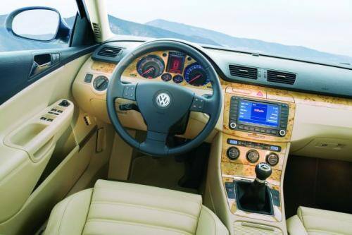 Fot. VW: Passat to przestronny samochód, w którym wykorzystano tablicę przyrządów z wersji sedan.