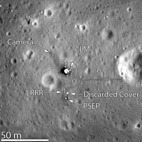 Miejsce lądowania sfotografowane przez LRO w 2012. Oznaczenia: LM – moduł księżycowy, LRRR – Laser Ranging RetroReflector, PSEP – Passive Seismic Experiment