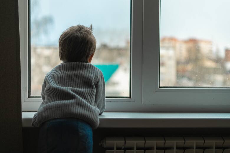 dziecko patrzy przez okno