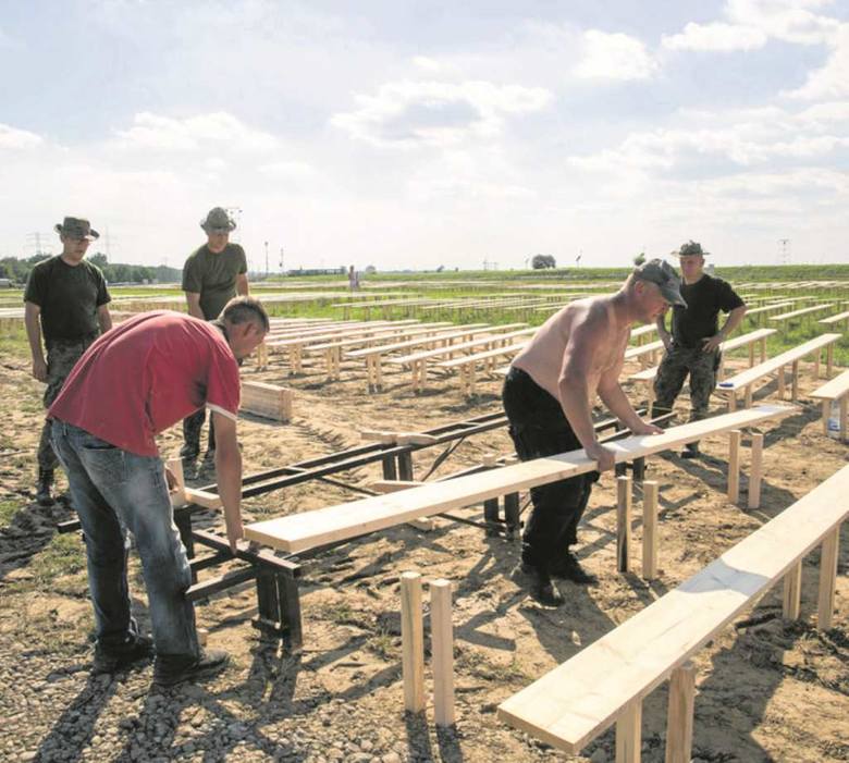 Wojsko rozstawia kilkaset  drewnianych ławek w sektorze „S”                    