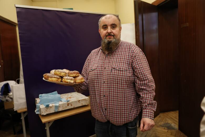 Zwycięzca konkursu Maciej Biniak zjadł talerz pączków w czasie 5 minut i 38 sekund