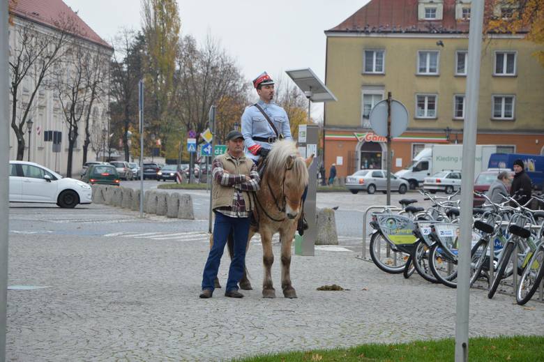 Patriotyczny marsz uczniów szkół pijarskich w Łowiczu [ZDJĘCIA]