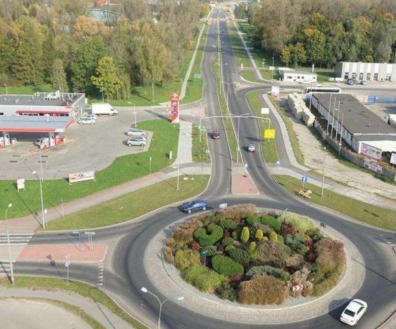 Droga przebiega od skrzyżowania ulic Chemików, Olszewskiego i Fabrycznej w Oświęcimiu