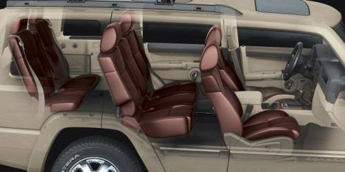 Fot. DaimlerChrysler: Commander to pierwszy w historii marki Jeep samochód z trzema rzędami siedzeń. Każdy z nich umieszczony został wyżej od poprzedniego