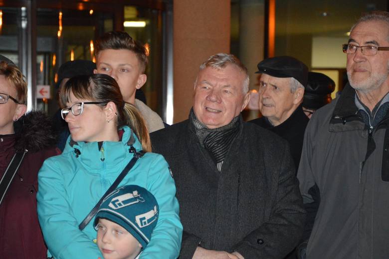 Protest pod Sądem Rejonowym w Łowiczu w obronie niezależności sędziów [ZDJĘCIA]