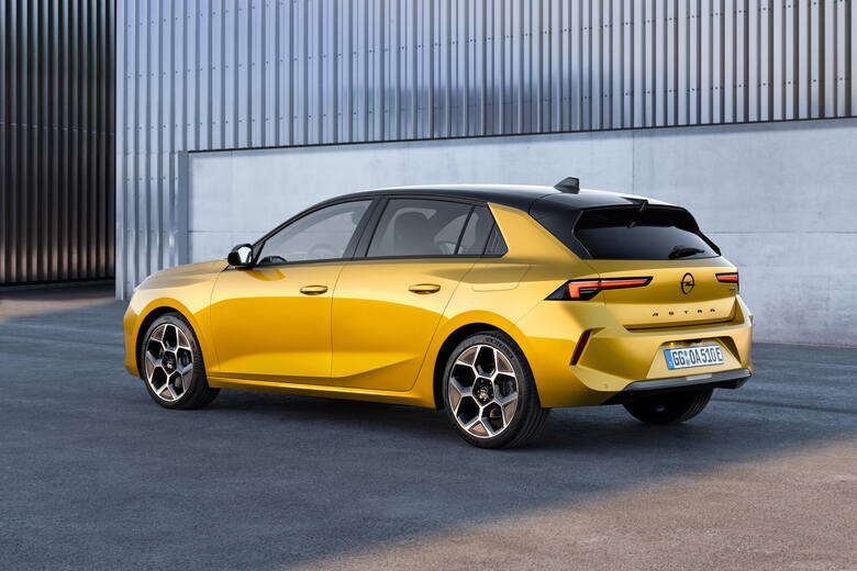 Opel Astra Od początku sprzedaży nowa Astra będzie dostępna z wysokowydajnym napędem hybrydowym typu plug-in, wysokowydajnymi silnikami benzynowym lub