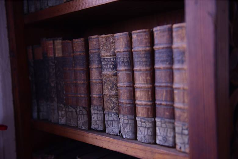 <i>Na początku w klasztorze księgi przechowywano w zakrystii. Salę biblioteczną stworzono za czasów opata Hermana (1347- 1351). Utworzył on fundację, która wspomagała zakup książek dla konwentu. Była to pierwsza tego typu fundacja utworzona na Śląsku.</i>