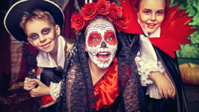 Tradycyjne przebrania i makijaż na Dia de los Muertos w Meksyku