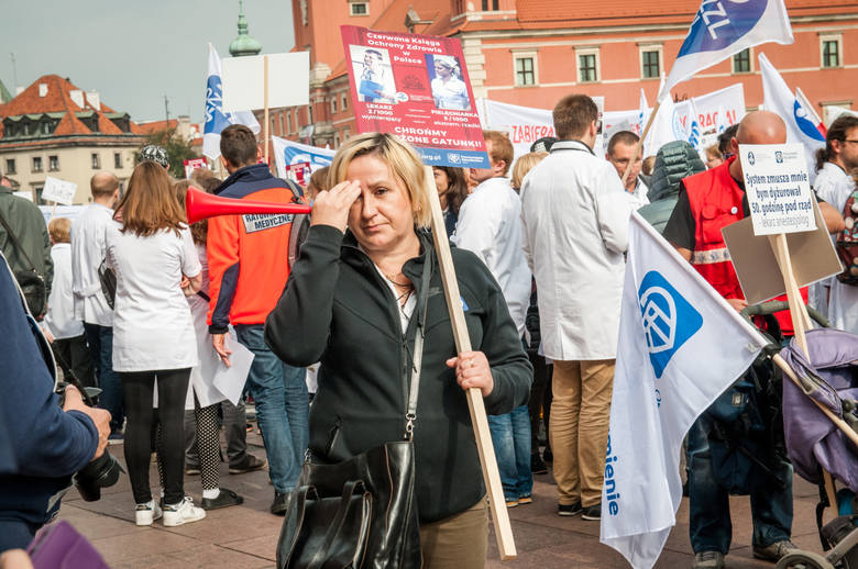 Biały protest w Warszawie. Manifestacja pracowników służby zdrowia