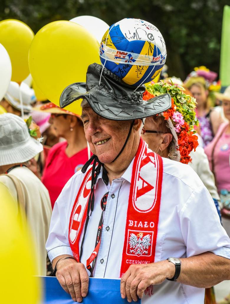 Wczoraj seniorzy wzięli udział w 10. Przemarszu kapeluszowym. Z Placu Wolności pomaszerowali na Wyspę Młyńską, gdzie czekały ich atrakcje, m.in. występy artystyczne czy konkurs na najładniejszy kapelusz