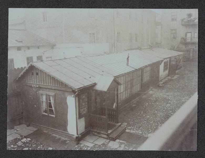 Atelier fotograficzne Franciszka Kryjaka na podwórzu kamienicy przy ul. Dominikańskiej 3, ok. 1914. 