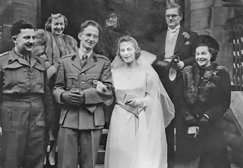 Wojenny ślub Szkotki Elisabeth Johnstone Taylor z żołnierzem Polskich Sił Zbrojnych Kazimierzem Rychwalskim w Liverpoolu w 1942 r.