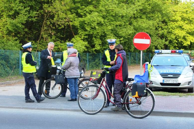 Policjanci z burmistrzem Łowicza znów rozdawali kamizelki odblaskowe [ZDJĘCIA]