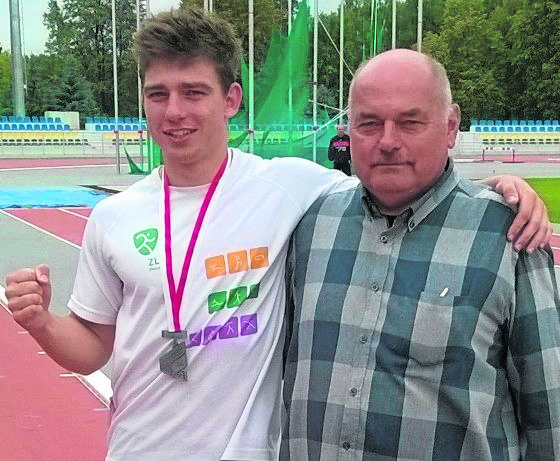 Krzysztof Bartczak z trenerem Jerzym Walczakiem.