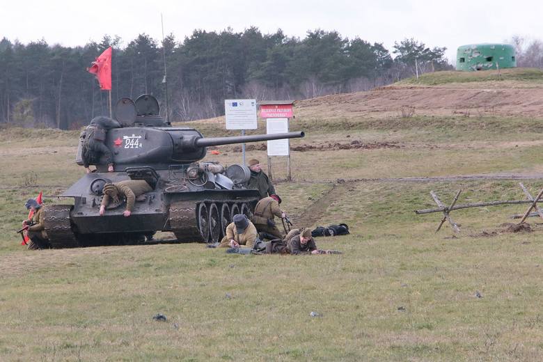Inscenizacja batalistyczna z eksplozjami i szturmem czołgu T-34 była najbardziej widowiskową częścią XIII Rajdu Karabanowa, który odbył się w niedzielę, 31 stycznia, w Pniewie koło Międzyrzecza.