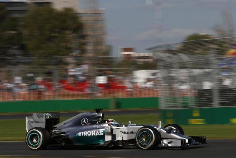 Dwa Mercedesy na przedzie, wygrywa Rosberg przed Hamiltonem.
