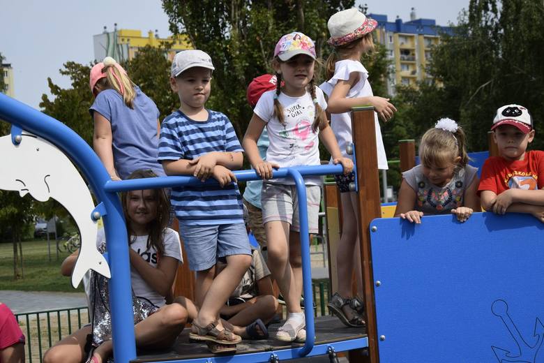 Plac zabaw ze statkiem został otwarty na osiedlu Widok przy ul. Szarych Szeregów. Został zbudowany w ramach budżetu obywatelskiego. Jest to jedno z najbardziej atrakcyjnych miejsc dla dzieciaków osiedla.