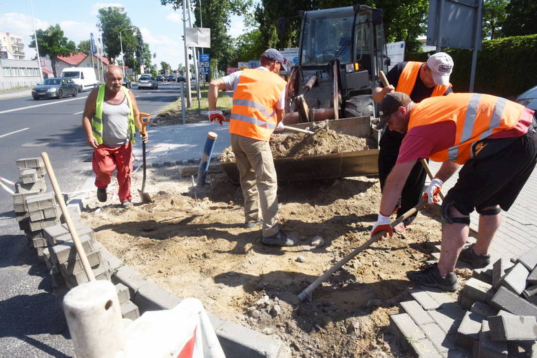 Zielona Góra, 17 czerwca 2020 r. Trwa przebudowa przejść dla pieszych na ulicy Sulechowskiej. Zlikwidowane zostaną dwa stare, powstanie jedno nowe z sygnalizacją świetlną. 