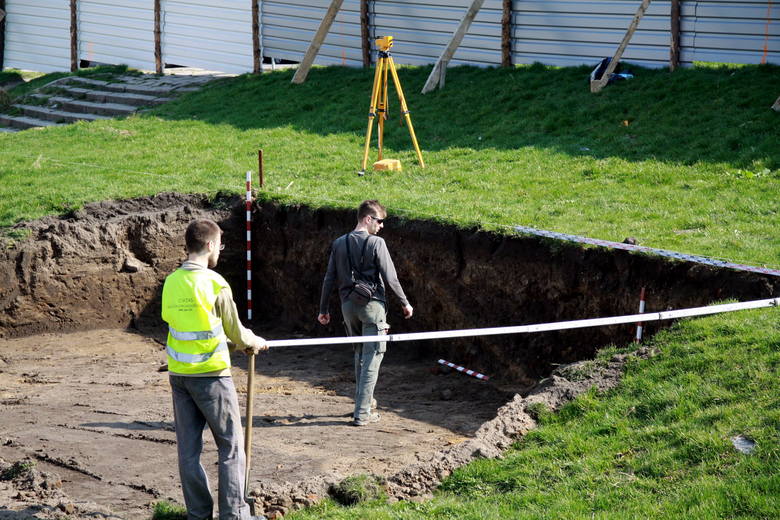 W poniedziałek na miejsce planowanej inwestycji wjechała koparka i archeolodzy prowadzili pierwsze badania