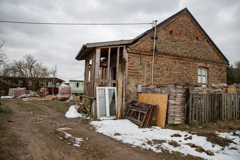 W Kościukach w gminie Choroszcz powstaje dom dla osób bezdomnych. Co więcej, budują, a właściwie remontują go sami bezdomni. Bo często są dla siebie jedyną rodziną.