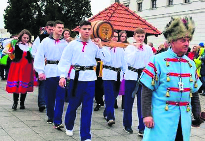 Listopad. Święto Młodego Wina w Sandomierzu. Na czele pochodu młodzież niosła beczkę wina, a także kosz z kwiatami.