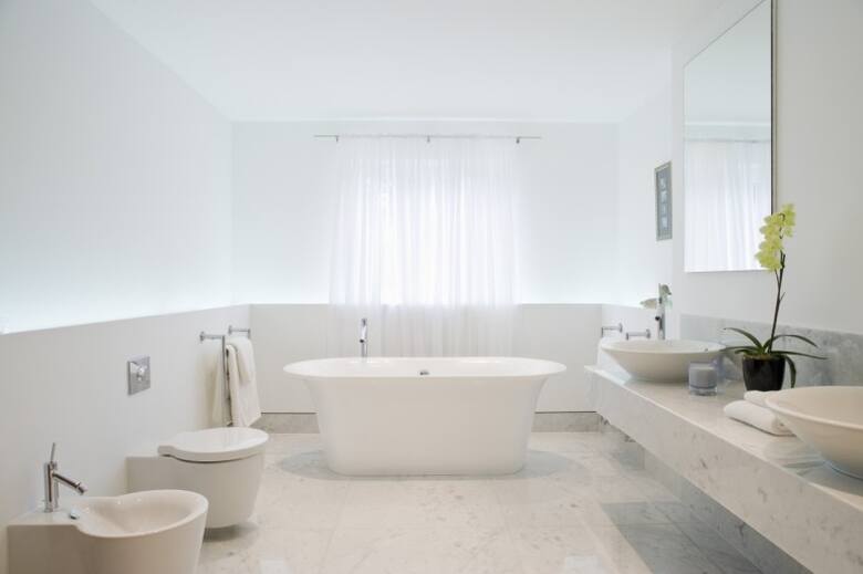 Łazienka wykończona płytkami z marmuru lub kamienia naturalnego wygląda pięknie i ponadczasowo.