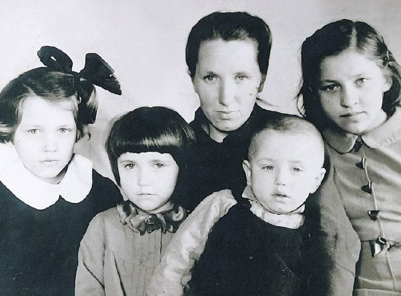 Druściany 1942. Stefania Szczemirska z dziećmi, od lewej: Alina, Krystyna, Andrzej, Alicja.