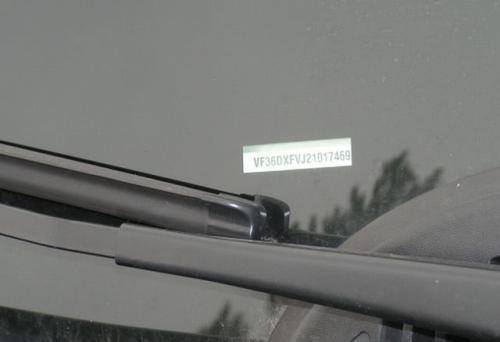 Fot. Ryszard Polit: Numer identyfikacyjny VIN widoczny przez przednią szybę pojazdu.