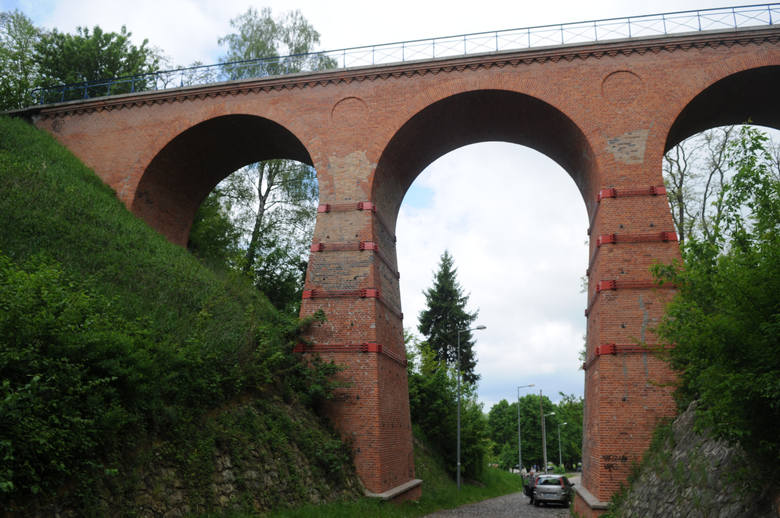 Zabytkowy wiadukt został zbudowany na trasie Toporów – Międzyrzecz, w 1909 roku. 40-metrowy most o wysokości 25 metrów powstał z cegły i granitu. Jest uznany za jeden z najcenniejszych zabytków techniki.