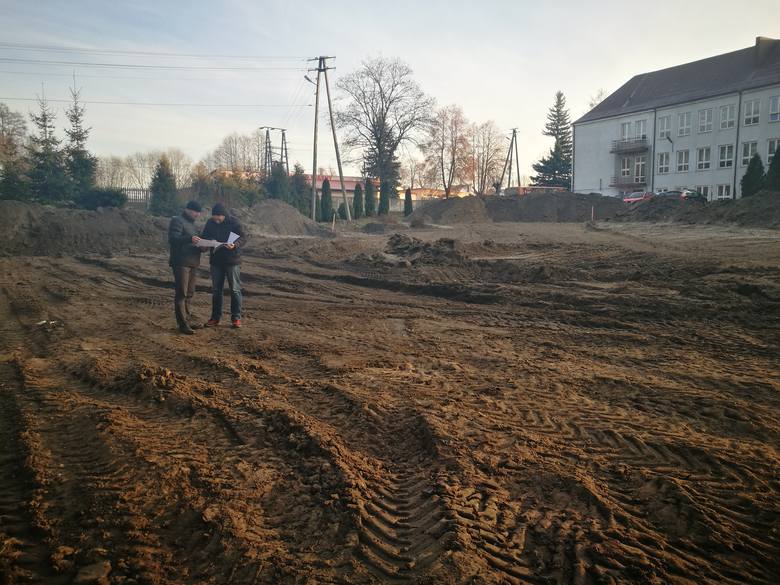 Przy szkole w Dobromierzu jest budowane boisko wielofunkcyjne za 300 tysięcy złotych.