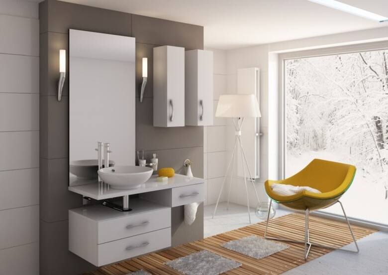 Łazienka w bieli jest dobrym polem do zastosowania różnych dodatków wykonanych z drewna.