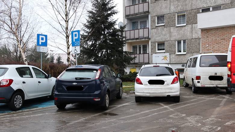 Mieszkańcu budynku, przy ul. Unii Lubelskiej chcą rozwiązać problem z nielegalnym parkowaniem przed swoim blokiem.
