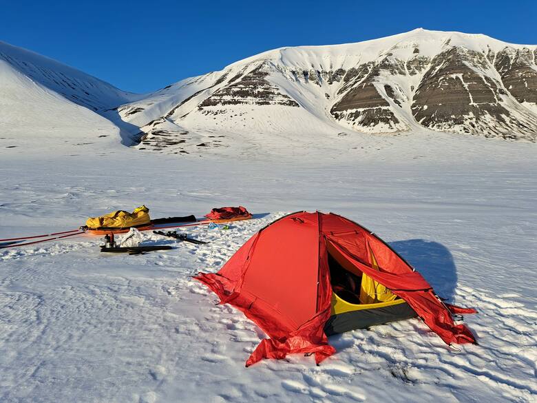 Wyprawa Piotra Śliwińskiego na Newtontoppen, najwyższy szczyt Spitsbergenu w Arktyce.