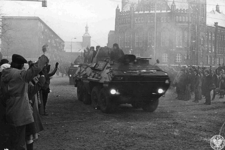 Wojskowe transportery opancerzone na ulicach Gdańska wyjechały w miasto po wprowadzeniu w Polsce stanu wojennego.