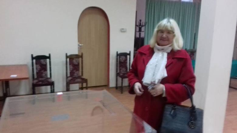 W sali wiejskiej głosowała m.in. Lucyna Musialska