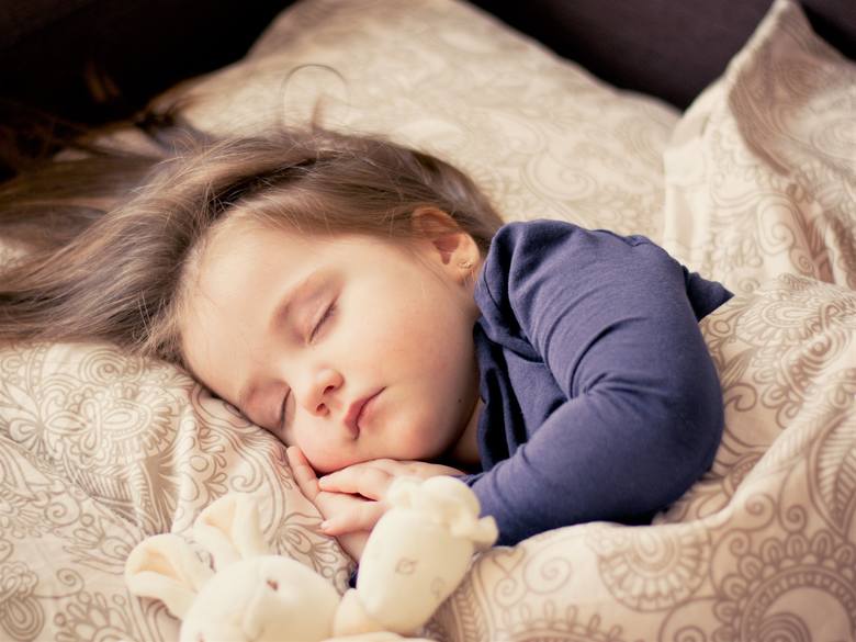 <strong>Jakie błędy podczas usypiania dziecka najczęściej popełniają rodzice?</strong><br /> Rzeczywiście jest kilka takich nawyków, które wystarczy wyeliminować, by jakość snu dziecka się podniosła. To na przykład zostawianie lampki nocnej na całą noc czy wyłączanie górnego światła dopiero jak dziecko...