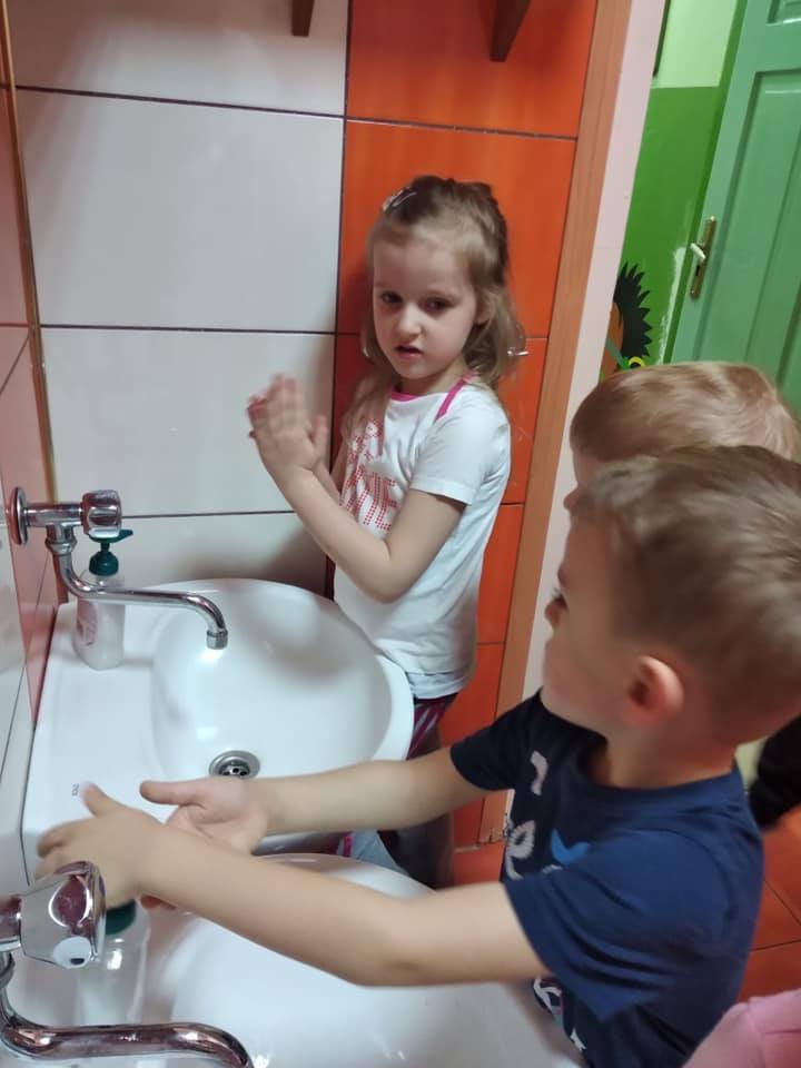 Sportowe zajęcia i nauka porządnego mycia rąk - brawo przedszkolaki