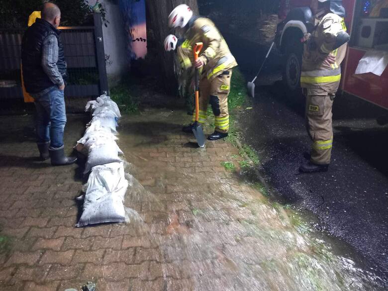 Strażacy w Kaczorowie próbowali opanować rwący potok wody po gwałtownych ulewach i burzach.